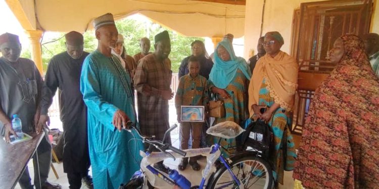 Tahoua : Le Groupe de Travail Education récompense l&rsquo;élève auteur du poème « Mun rigesu cewa Allah »