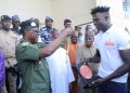 Le Champion du tournoi de lutte Aibo Hassan accueilli en héros par le Gouverneur de Maradi